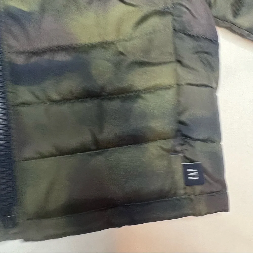 Baby Gap Cold Controlled Hooded Puffer Jacket in Green Camo in Size 0-6 Months